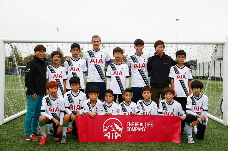 Young footballers from Hansol Elementary School of Seongnam enjoy a surprise visit by Spurs star players, Harry Kane and Son Heung Min, after their advanced training session led by Spurs Youth Academy coaches.