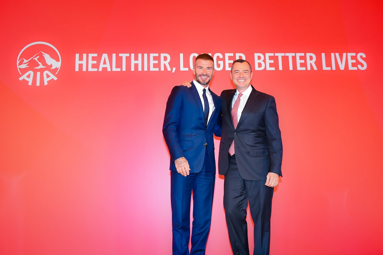友邦保險集團首席市場總監施斌陞 (Stuart A. Spencer) (右) 與 友邦保險全球大使David Beckham (碧咸) 為友邦保險全新品牌承諾：健康、長久、好生活揭序。