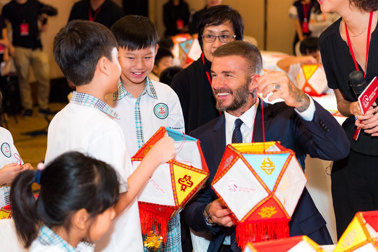 友邦保險全球大使David Beckham (碧咸)與獲「友邦慈善基金」邀請、來自浸信會天虹小學的33位學童一起慶祝中秋佳節並製作燈籠。