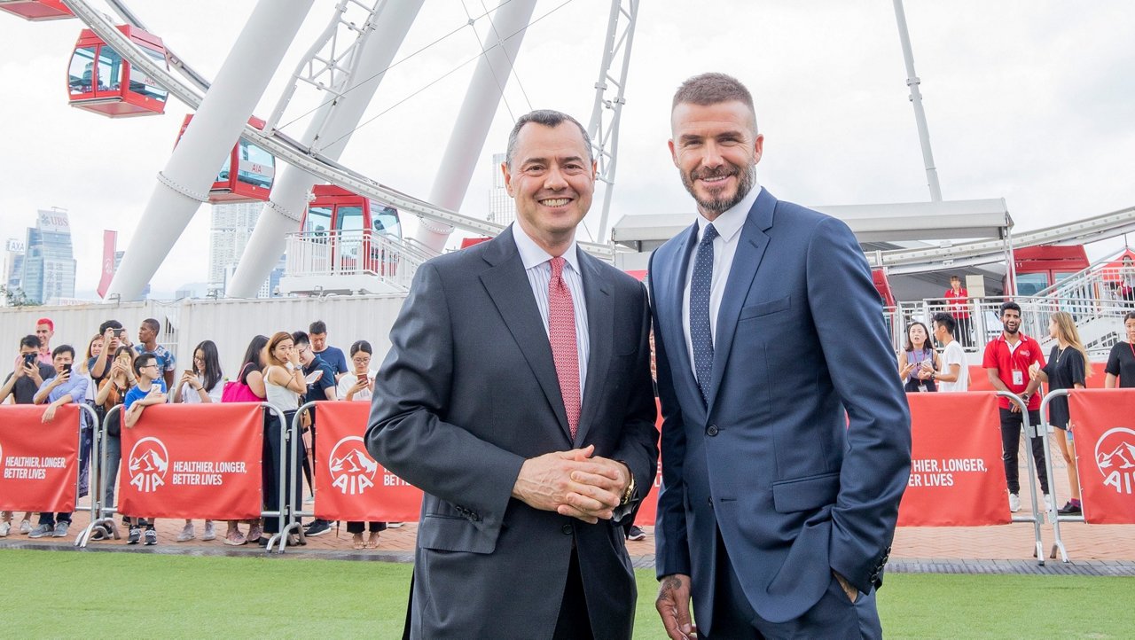 友邦保險集團首席市場總監施斌陞 (Stuart A. Spencer) (左) 與 友邦保險全球大使David Beckham (碧咸)到訪「AIA Vitality 公園」及「友邦保險呈獻— 香港摩天輪」。         