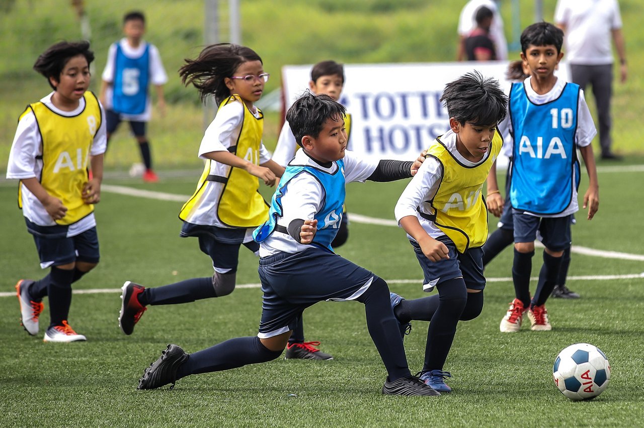 AIA-score-with-spurs-junior-camp-2022-3