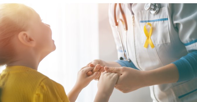Lợi ích khi mua bảo hiểm ung thu cho con từ nhỏ