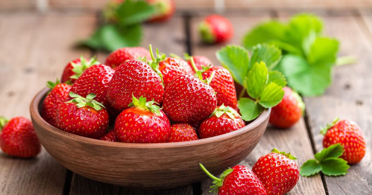 Anthocyanins có trong dâu tây bảo vệ da khỏi quá trình oxy hóa, làm chậm quá trình lão hóa