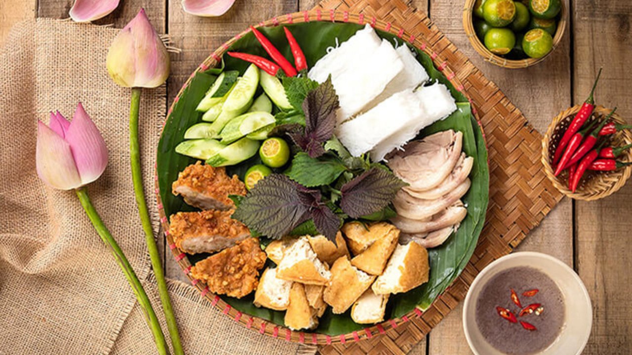 Rau kinh giới và tía tô ăn kèm bún đậu mắm tôm