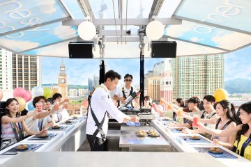 Members participate in an AIA Club Alta exclusive seminar, where they will also be invited to future events and lifestyle experiences.