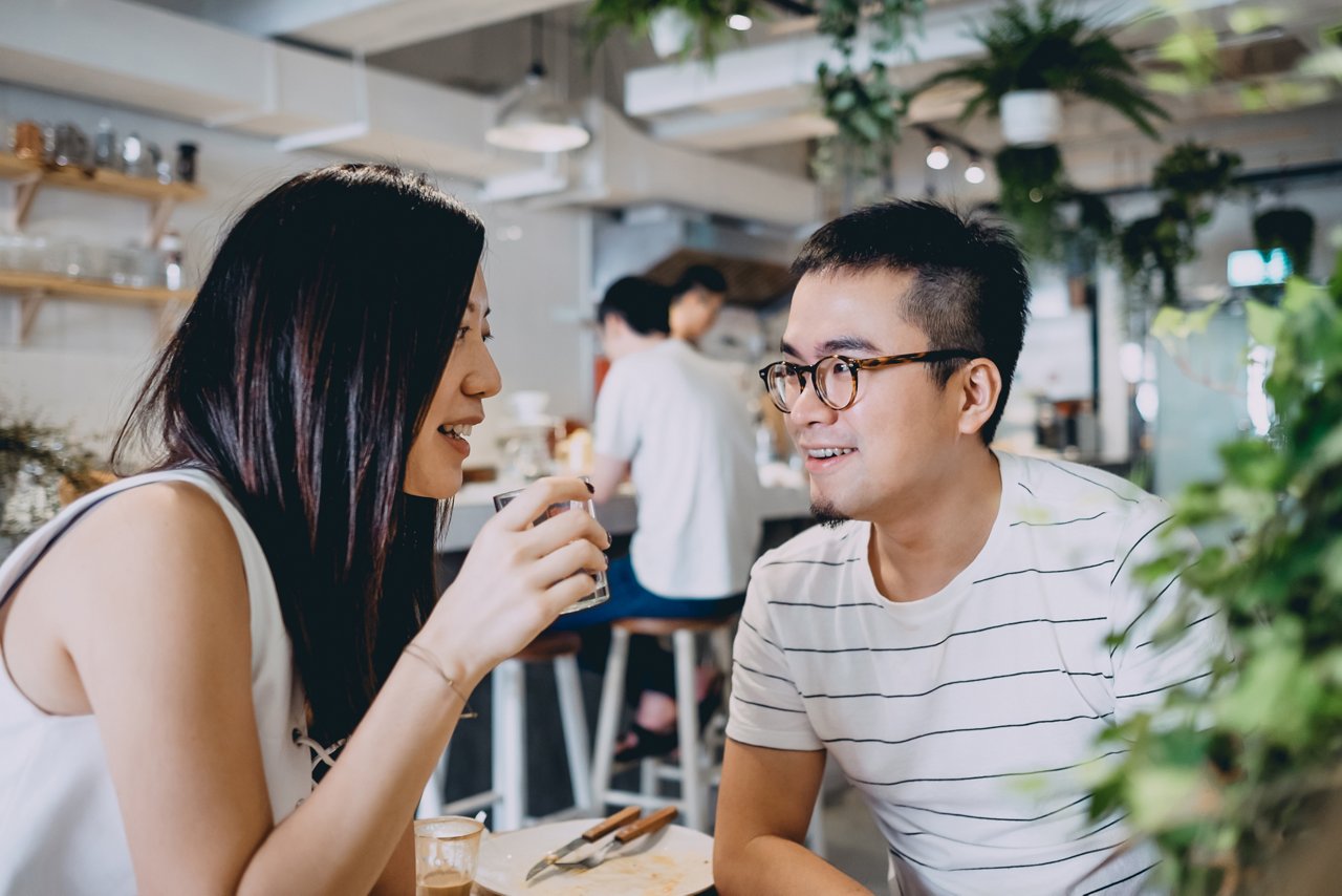 一對夫婦在咖啡店吃飯後邊說邊笑