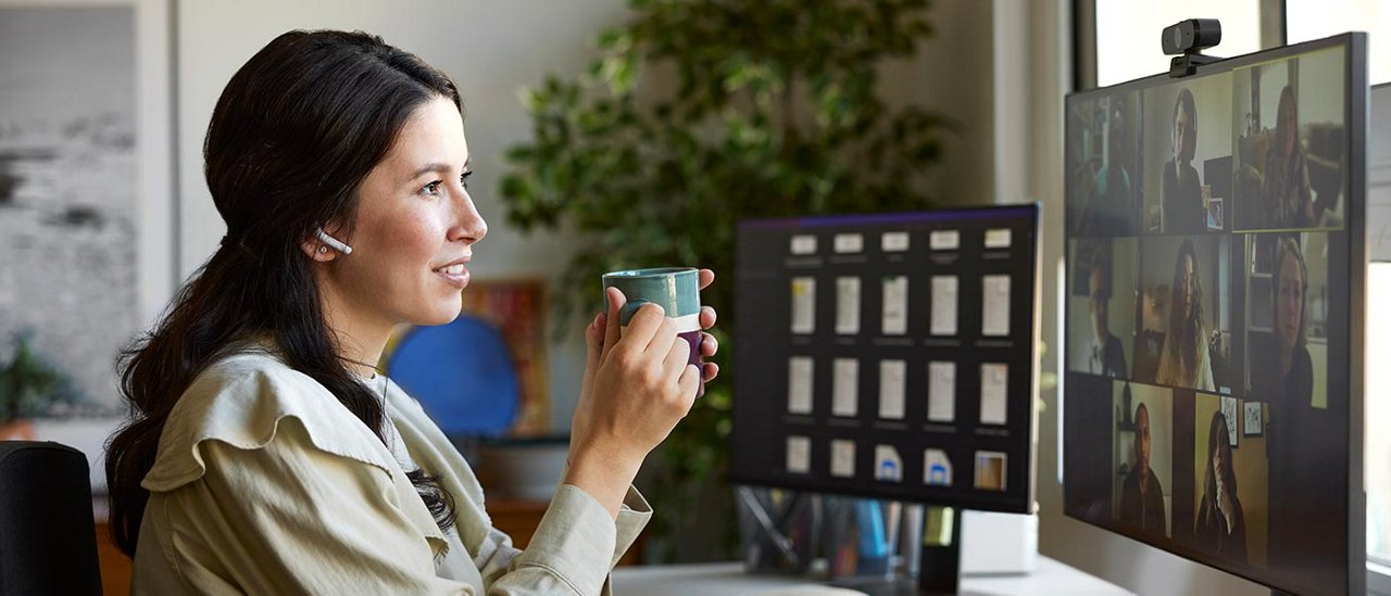 Lady looking at computer screen