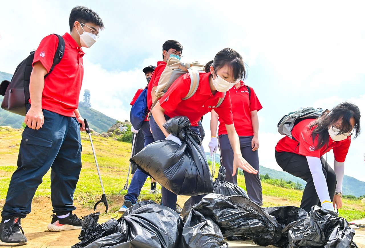 除獲取財政支援外，得獎學生亦獲邀參與友 邦慈善基金舉辦的「青年領袖培訓獎勵計 劃」。有關計劃讓得獎學生透過職業規劃工 作坊及服務社區等活動，積極裝備自己成為 具社會責任感的明日領袖。