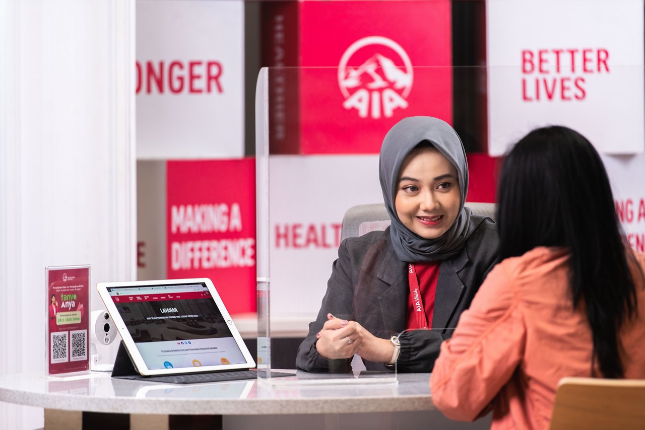 An insurance agent talking to client