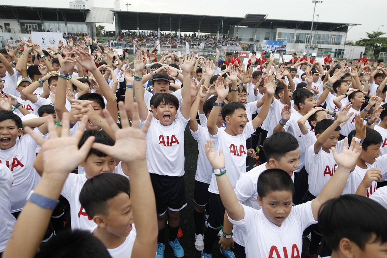 友邦保險在柬埔寨舉行足球訓練營開幕禮，參加活動的兒童表現興奮。
