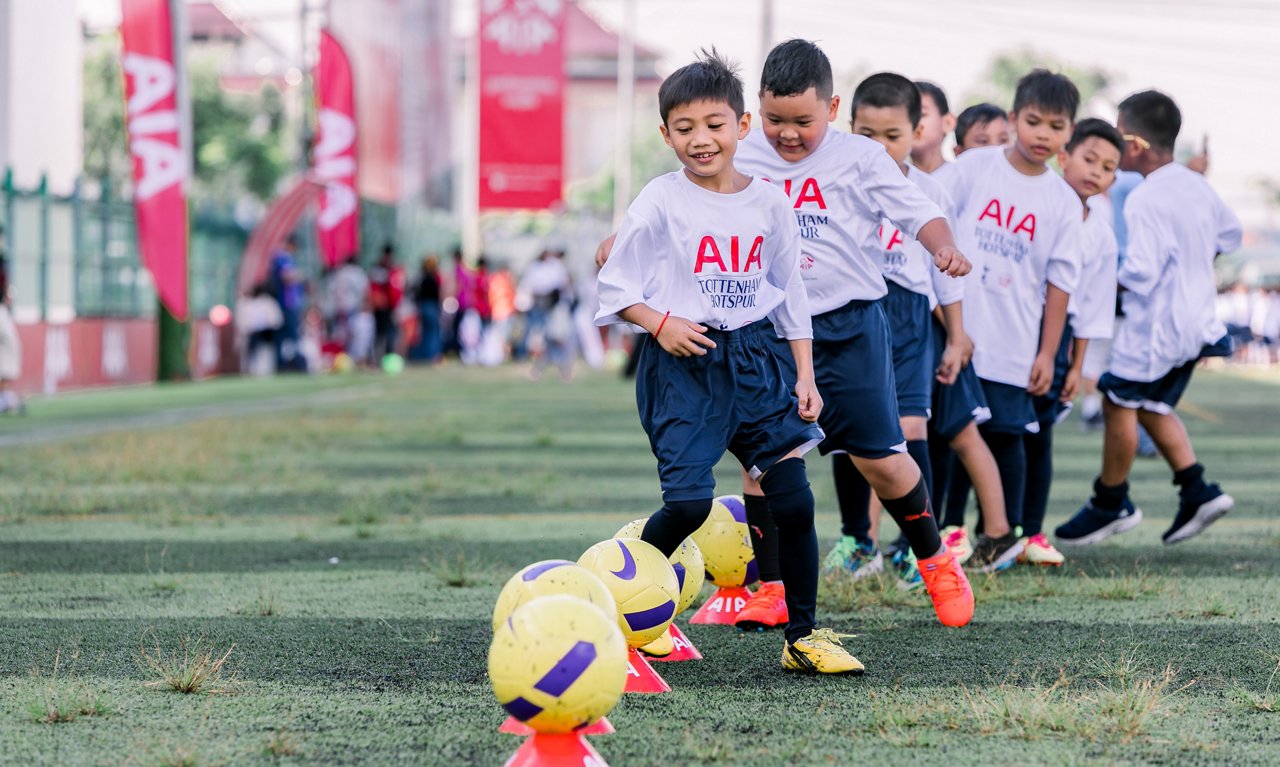 參與友邦保險足球訓練營的孩子十分享受過程，學習足球技巧。