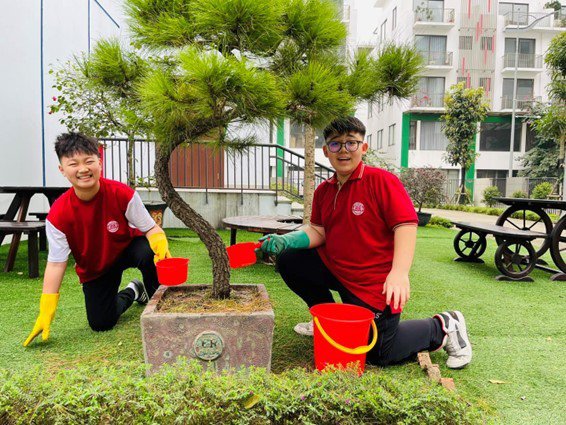 Trường Times School Khai Sơn cũng gây ấn tượng mạnh với mô hình lớp học tích hợp phát triển tinh thần, nơi học sinh thực hành “hộp cảm xúc”, viết thư biết ơn, hít thở thư giãn và chia sẻ cảm xúc hàng tuần cùng thầy cô