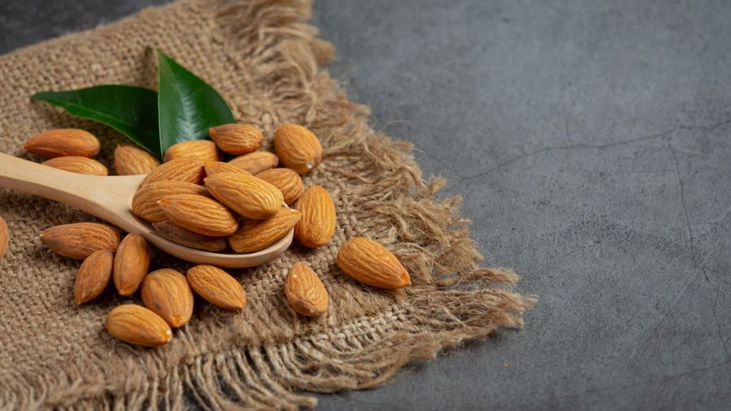 Almond là gì? Giá trị dinh dưỡng và lợi ích dành cho sức khỏe | AIA Vietnam