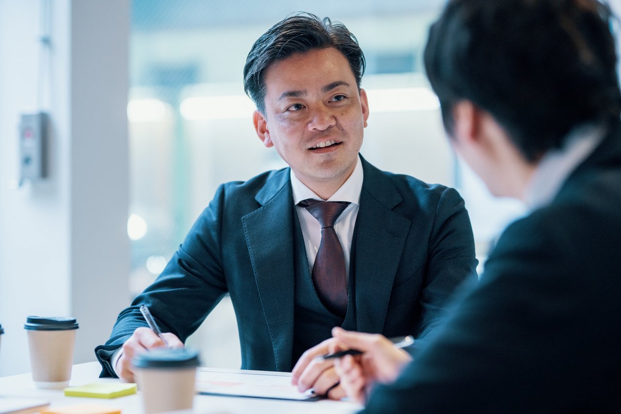 A member meets with AIA Club Alta selected trust companies expert to help optimize the wealth planning and facilitate a smooth succession of wealth.