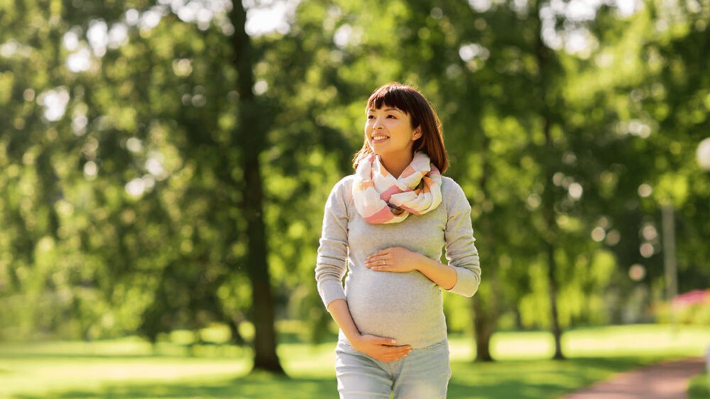 Đi bộ trong thai kỳ: Lợi ích và cách đi bộ an toàn cho bà bầu | AIA Vietnam