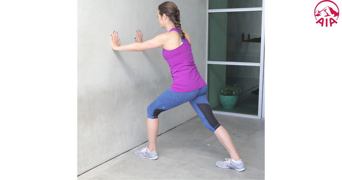 Giãn cơ bắp chân với tường (Wall Calf Stretch)