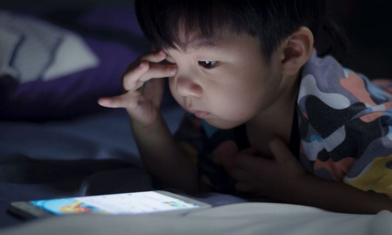 Trẻ nghiện điện thoại: Nguyên nhân, hậu quả và cách giải quyết