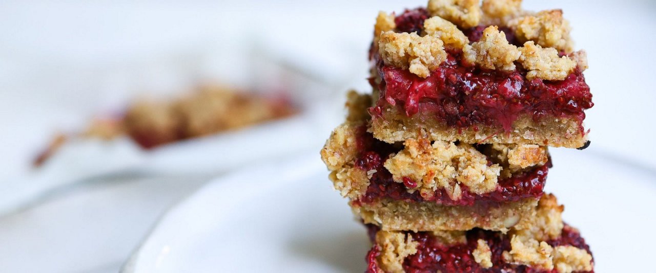 berry crumble slice recipe easy healthy vegetarian