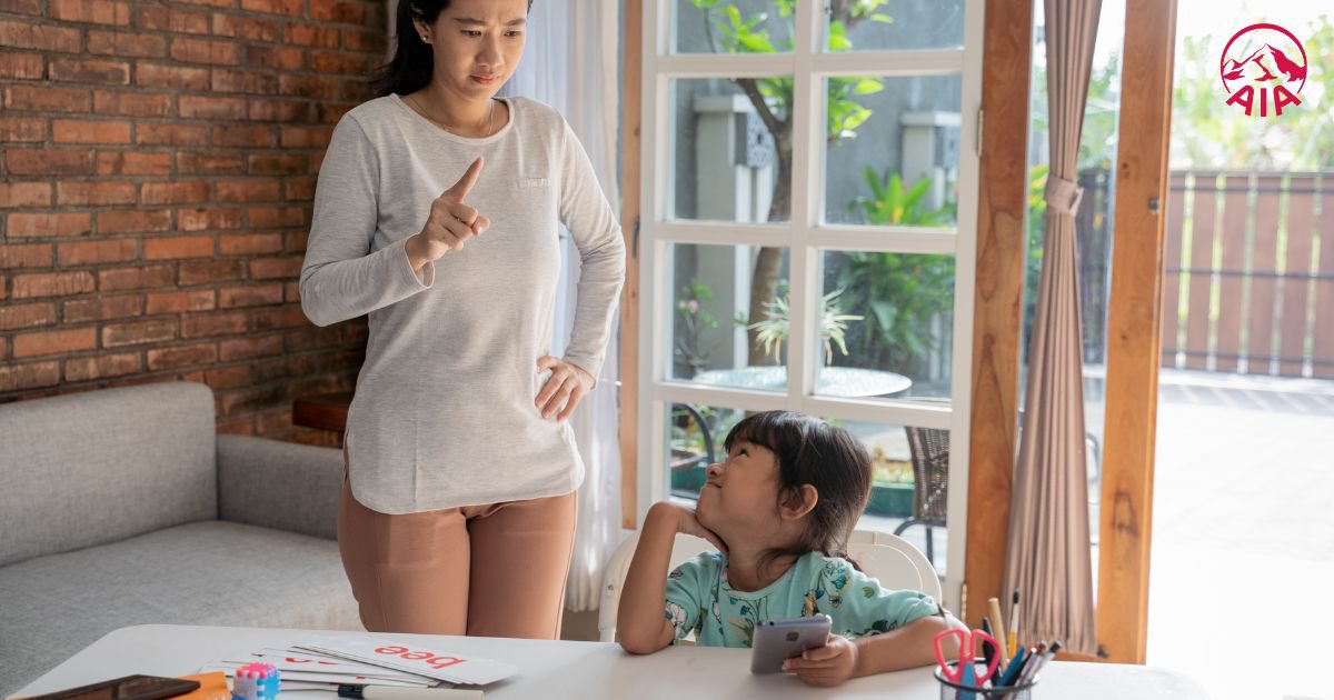 Trẻ dễ cáu giận, không nghe lời là một trong những biểu hiện bướng bỉnh