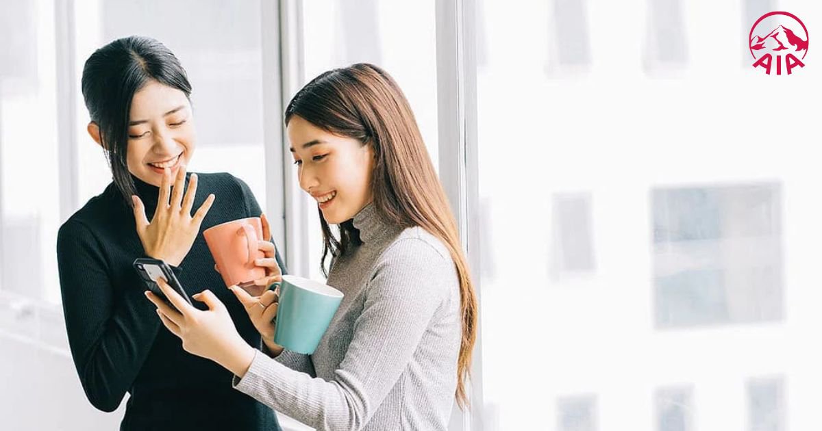 Trò chuyện với người xung quanh cũng giúp bạn tỉnh táo hơn