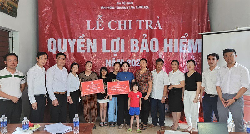 AIA Việt Nam chi trả quyền lợi bảo hiểm cho 2 khách hàng tại huyện Nông Cống