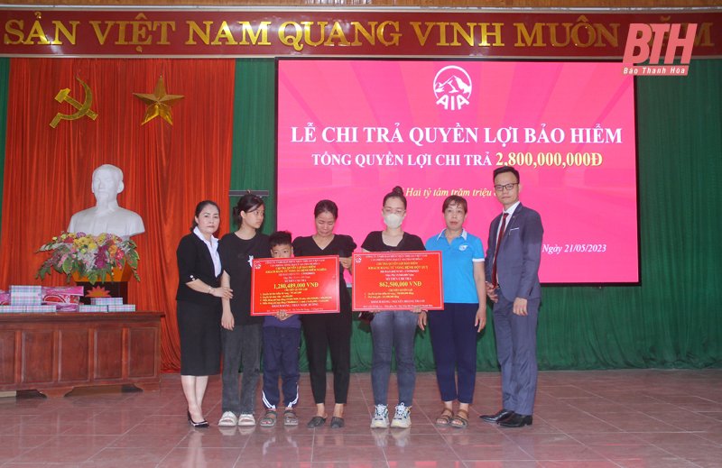 Ông Lê Đức Giang, Trưởng Kinh doanh khu vực cấp cao AIA Việt Nam và lãnh đạo Văn phòng Tổng đại lý AIA Thanh Hóa 1 và Bỉm Sơn đại diện AIA Việt Nam trao quyền lợi bảo hiểm cho thân nhân khách hàng.