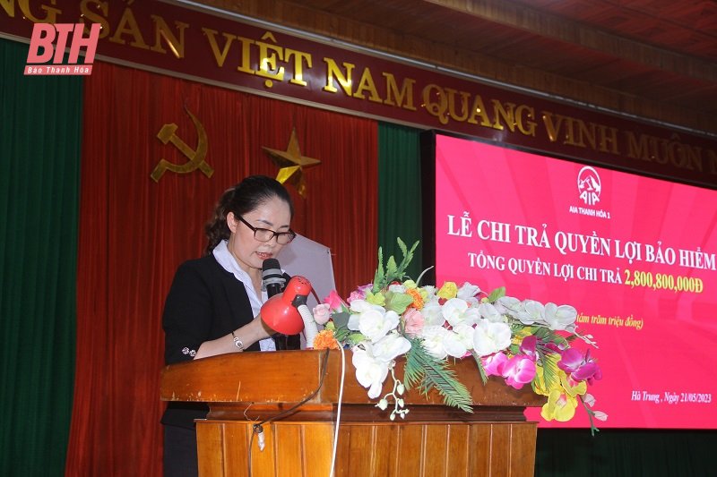 Bà Vương Thị Dung, Giám đốc Văn phòng Tổng đại lý AIA Thanh Hóa 1 và Văn phòng Tổng đại lý AIA Bỉm Sơn chia sẻ tại buổi lễ chi trả quyền lợi bảo hiểm