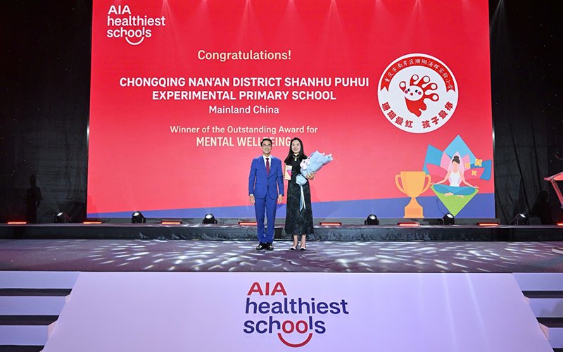 Đại diện Trường Tiểu học Thực nghiệm Shanhu Puhui (Trung Quốc) nhận giải. Ảnh: AIA