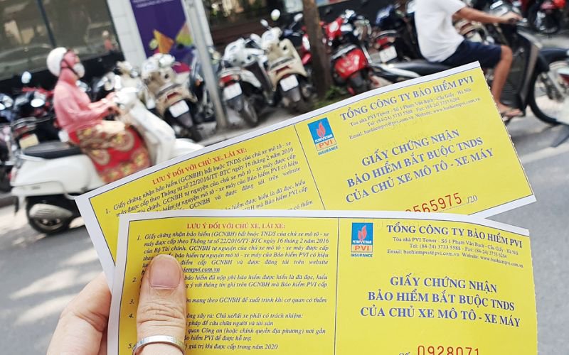 Cần mang theo bảo hiểm xe máy khi tham gia giao thông