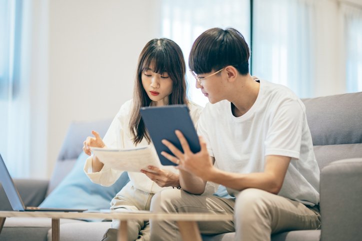 年輕夫婦檢視醫療通脹上升下的家庭醫療開支，突顯降低醫療負擔與理財規劃的重要性。