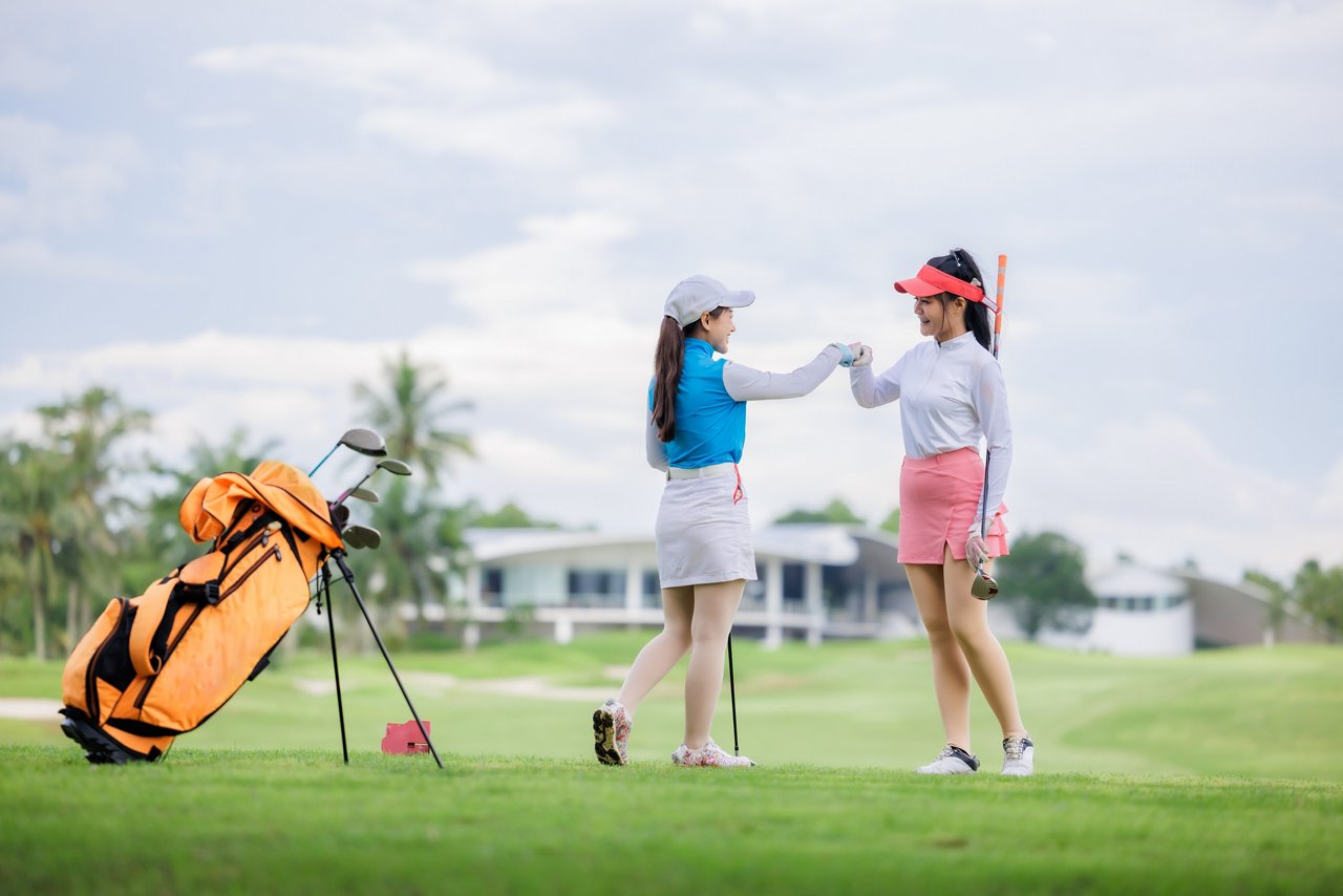 兩名女高爾夫球手在高爾夫球場上慶祝入球