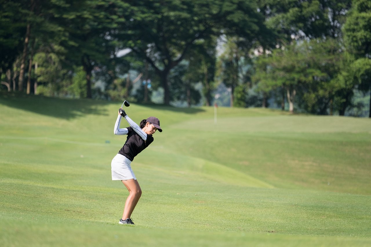 一名女高爾夫球手在高爾夫球場打高爾夫球