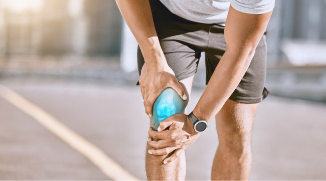 A man experiencing knee pain
