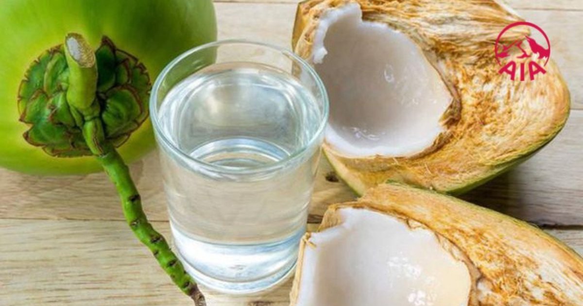 Nước dừa giúp bù lại lượng dịch đã mất khi sốt xuất huyết