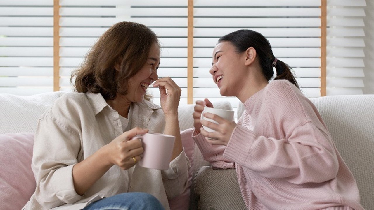  一對好友正在開懷地暢談。與他人分享健康飲食能穩定血糖，並令您心情開朗。