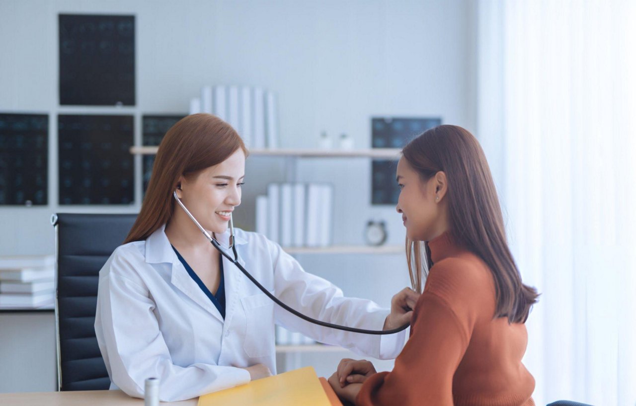 網絡醫生在診所為病人提供專業診療服務