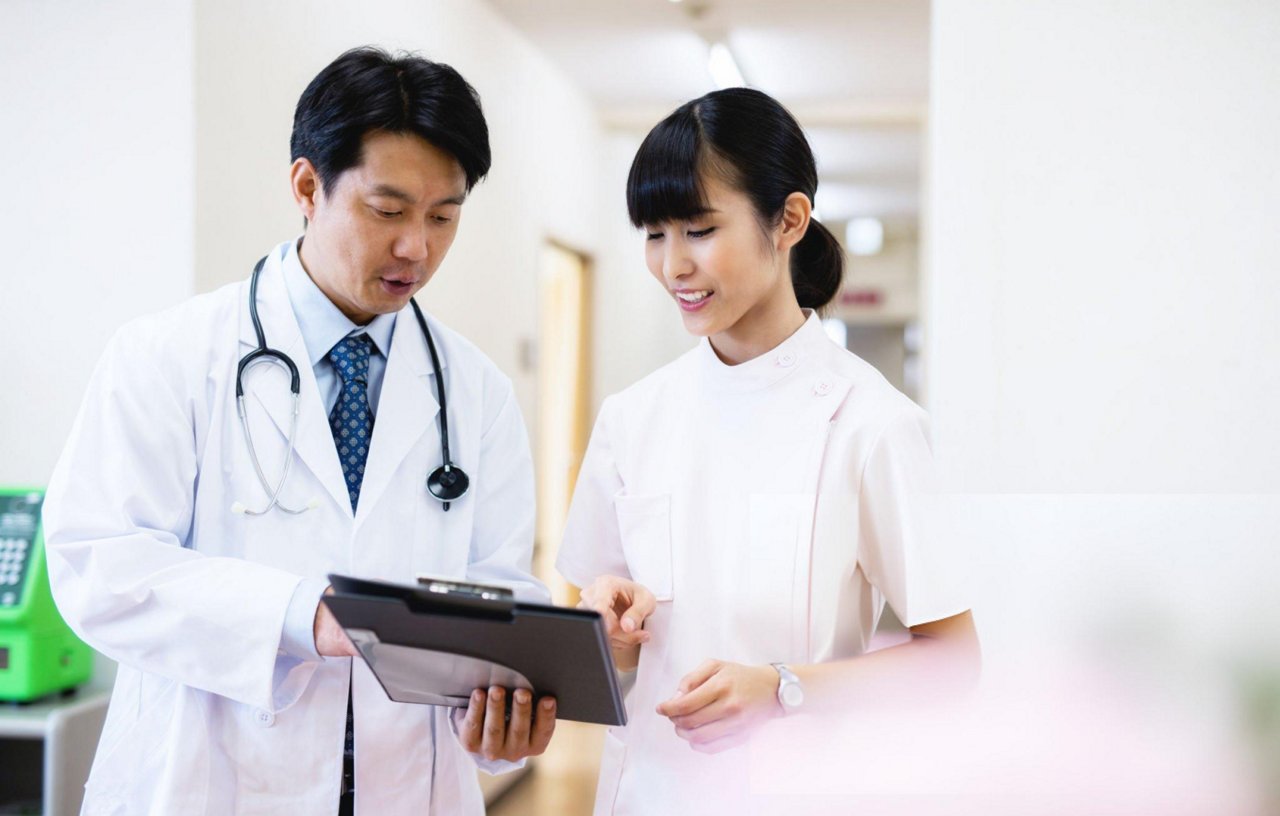 醫護人員使用平板電腦，展示網絡醫生服務的數位化便利
