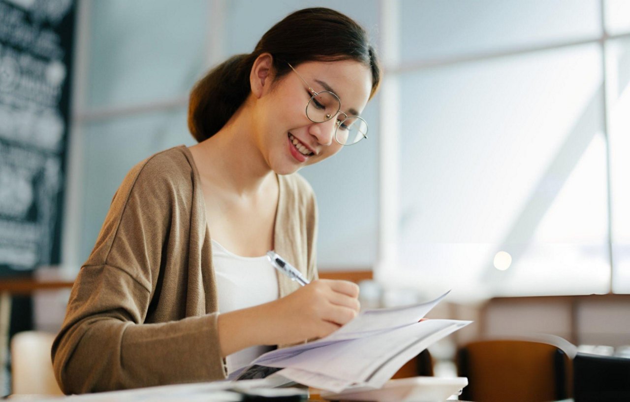 女子在家中用手機管理醫療開支，發現免找數服務有助減輕財務壓力