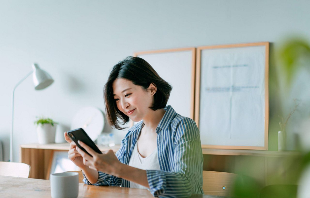 女子在家中尋找及預約地點就近的醫生