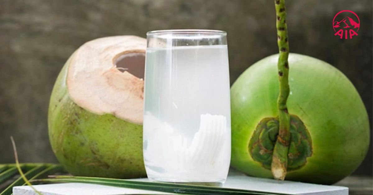 Nước dừa chứa nhiều dưỡng chất tốt cho sức khỏe