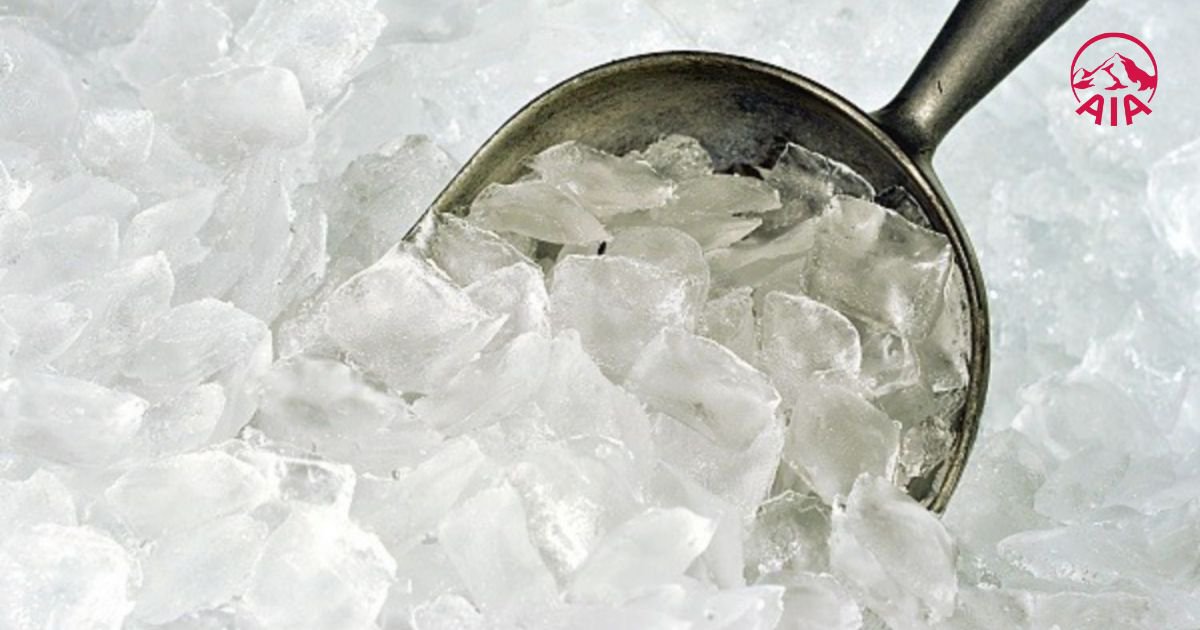 Nước dừa và đá đều có tính hàn, vì thế không nên kết hợp với nhau