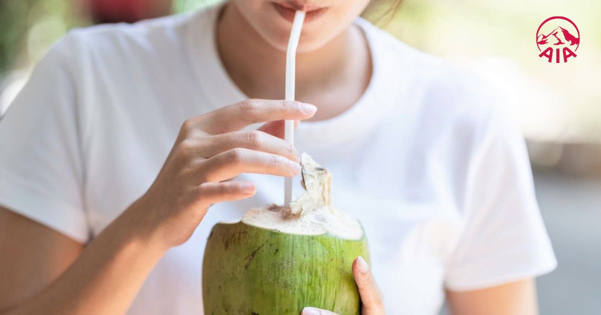 Uống nước dừa trước khi ăn để kích thích hệ tiêu hóa