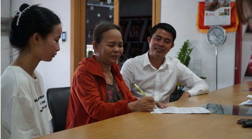 Phương Vi cùng bà đến AIA Quảng Nam đáo hạn hợp đồng bảo hiểm mệnh giá 20 triệu đồng