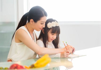 Mum drawing a picture together with her daughter