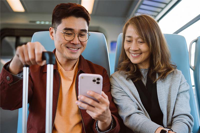 中年夫婦乘坐火車到內地，享受退休生活