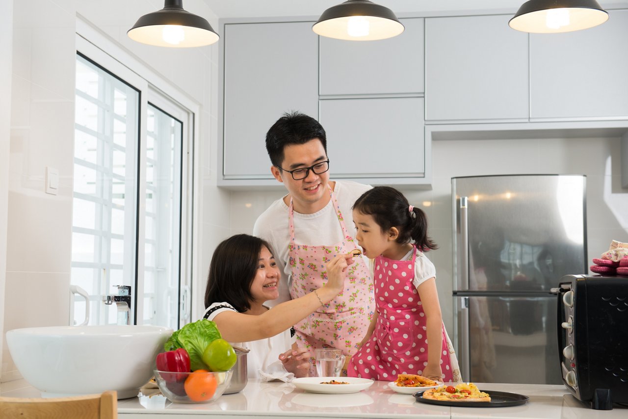 一個亞裔家庭在廚房裡吃東西 