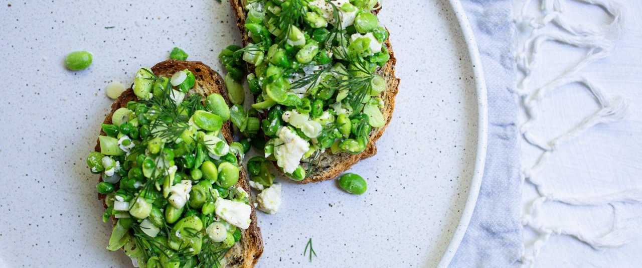 smashed peas on toast recipe easy healthy vegetarian