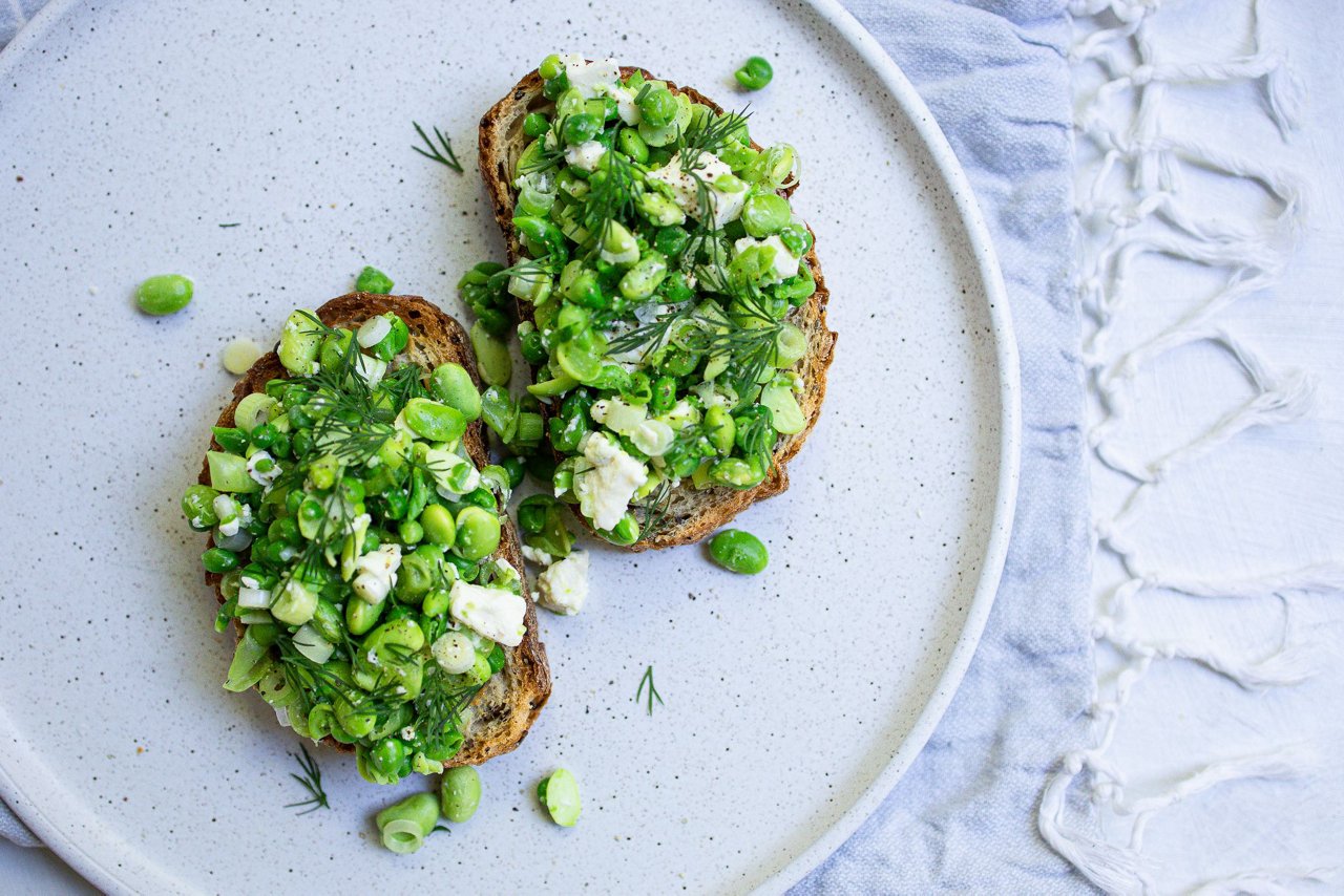 smashed peas on toast recipe easy healthy vegetarian