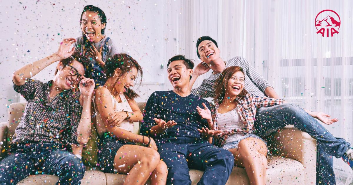 Trò chuyện, vui vẻ với bạn bè