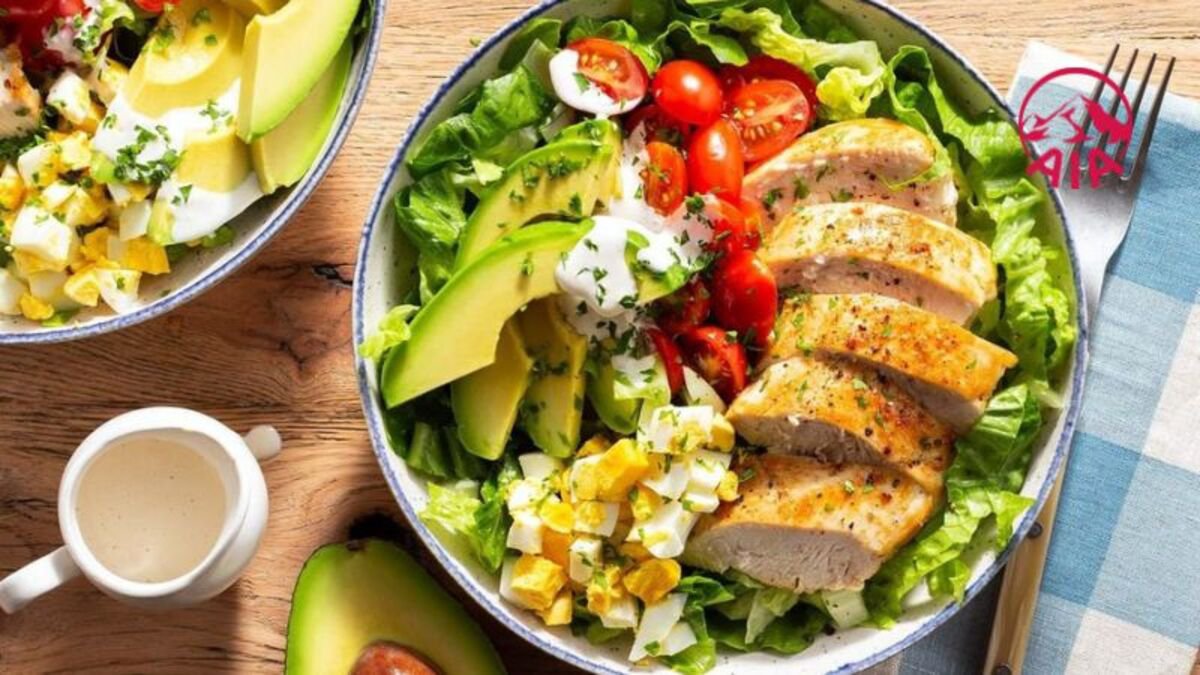 Salad ức gà với rau củ thích hợp cho bữa trưa,